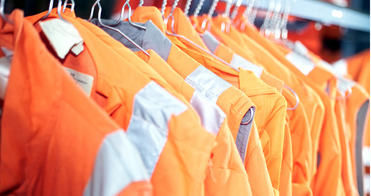The Benefits of Customising High Visibility Workwear